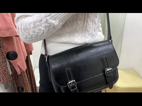 ❤️ Masturbação pública da jovem cadela FeralBerry com um dildo no provador Sexo de qualidade em pt.porno24-7.ru