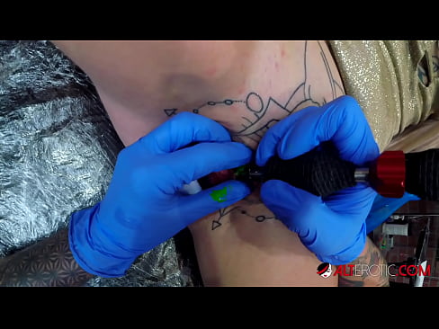 ❤️ Extremamente tatuada, a brasa Sully Savage fez uma tatuagem no seu clítoris Sexo de qualidade em pt.porno24-7.ru
